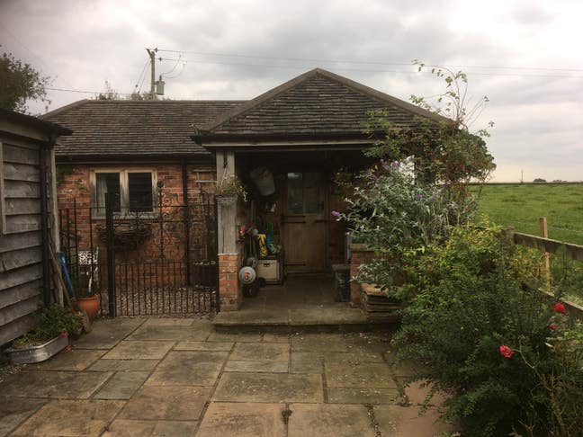 Lovely independent outbuilding to let Main Photo