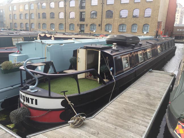 Beautiful houseboat in private marina Kings Cross Main Photo