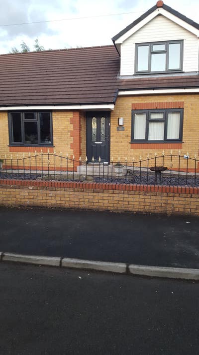Beautiful bungalow with upstairs private dormer Main Photo