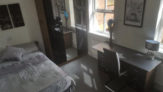 4 Bed Town house 5 mins from  trainstation Main Photo