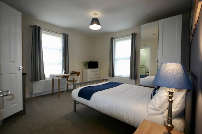 Large Studio Room with En-Suite & Kitchenette Main Photo