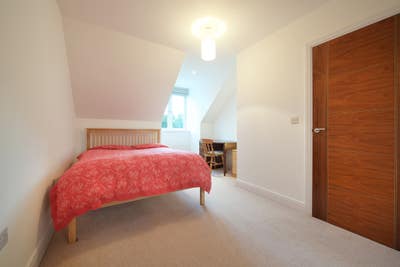 Reigate room with own shower room in modern house Main Photo