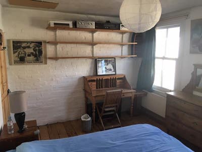 Big room with own bathroom near train station Main Photo