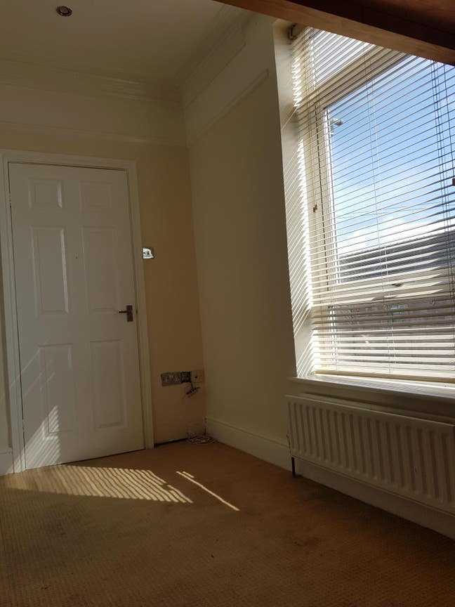 Room in shared house in quiet location Main Photo