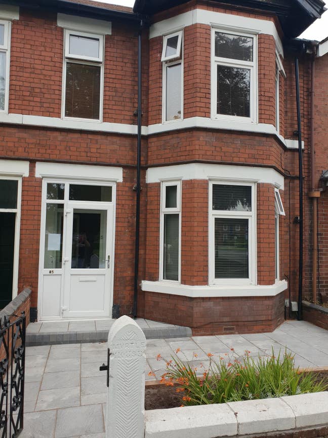 Double Ensuite Room Best Location off Road Parking Main Photo