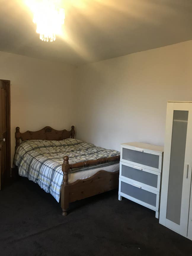 :  🏡 Large Room to Rent  Main Photo