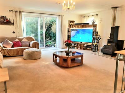 Great room/house 7 mins from city centre Main Photo