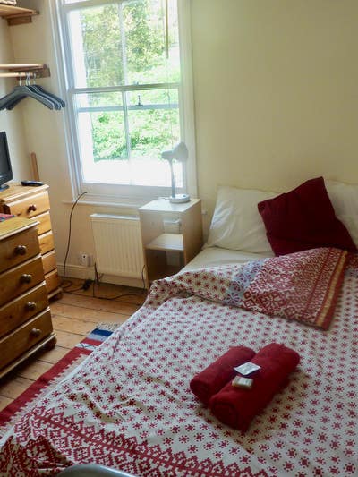 Lovely Room for female in friendly vegan house Main Photo