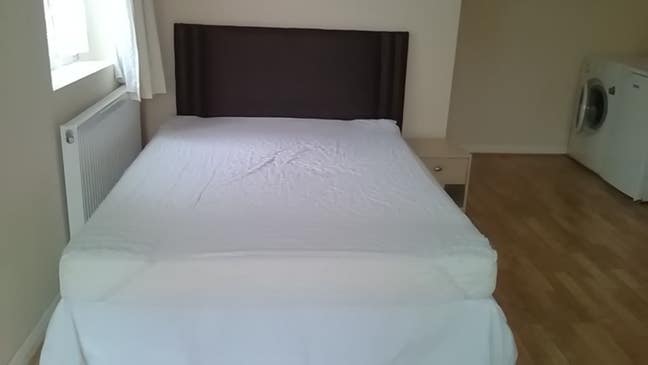 Extra large Ensuite room for single person only Main Photo