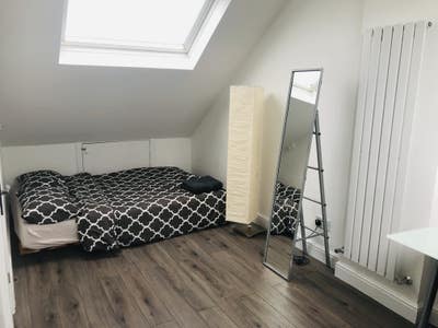 Large, Bright Room with Private Bathroom Main Photo