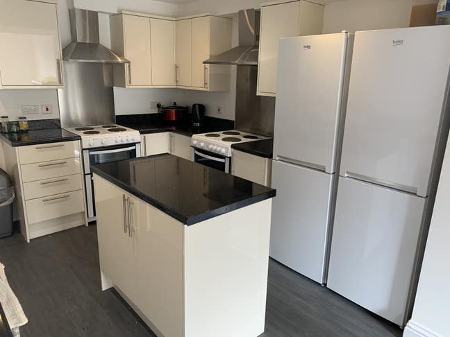 Double room Near town. Parking available Main Photo