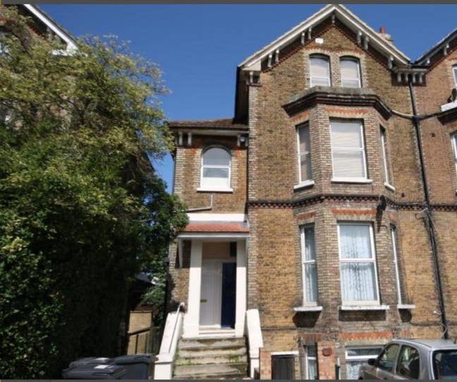 Double Bedroom en-suite in a Victorian Maisonette Main Photo