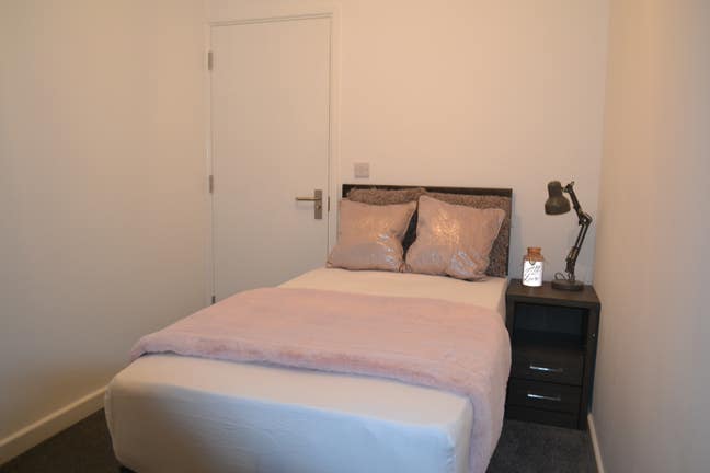 Stunning rooms available NOW!!!!....... Main Photo