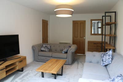 Spacious furnished double in well-presented 2-bed  Main Photo