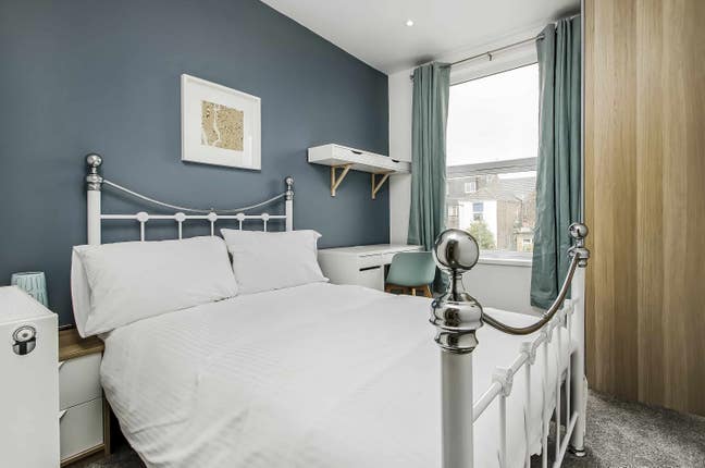Modern double room with ensuite Main Photo