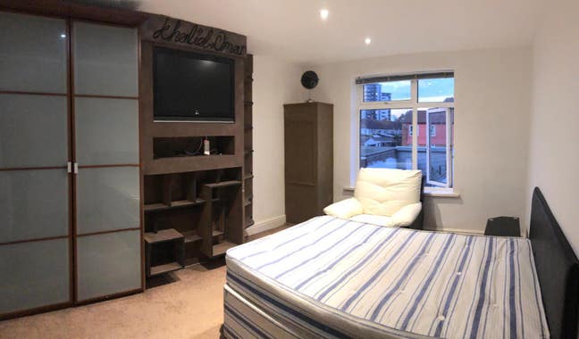 Spacious room for rent all bills including  Main Photo