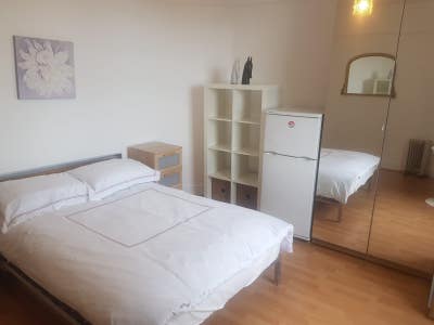  Double Room Available-Chiswick Park Main Photo