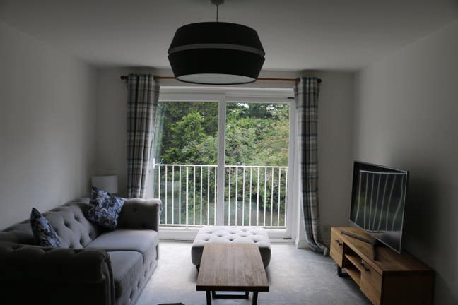 One double bedroom in spacious & furnished flat Main Photo