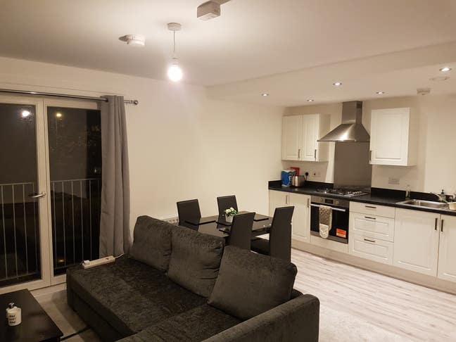 Double bedroom available in two bedroom flat Main Photo