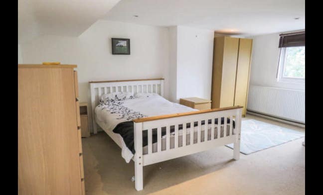 Lovely large attic bedroom with en-suite  Main Photo
