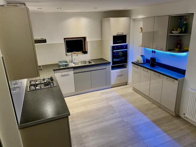 Single Room in Prime Location 4 Bed Semi Ilford Main Photo