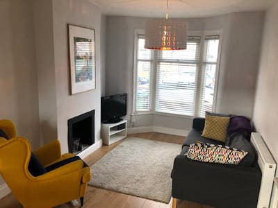 Mid size double room in a modern shared house  Main Photo