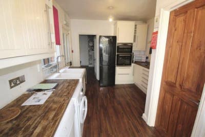 Beautiful 4 Bed Victorian House with Lounge Main Photo