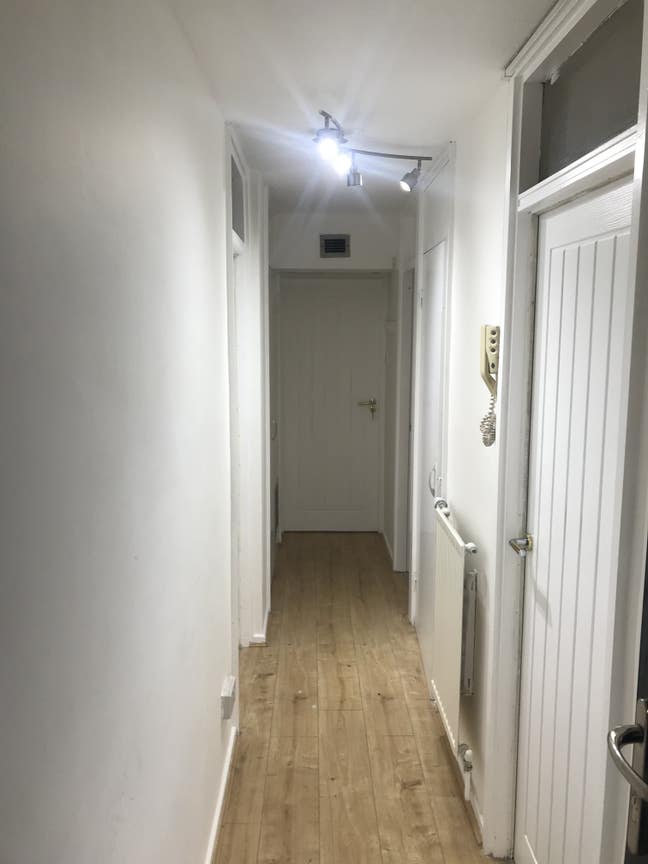 Room to let 10-15 mins walk to 7 sisters tube  Main Photo