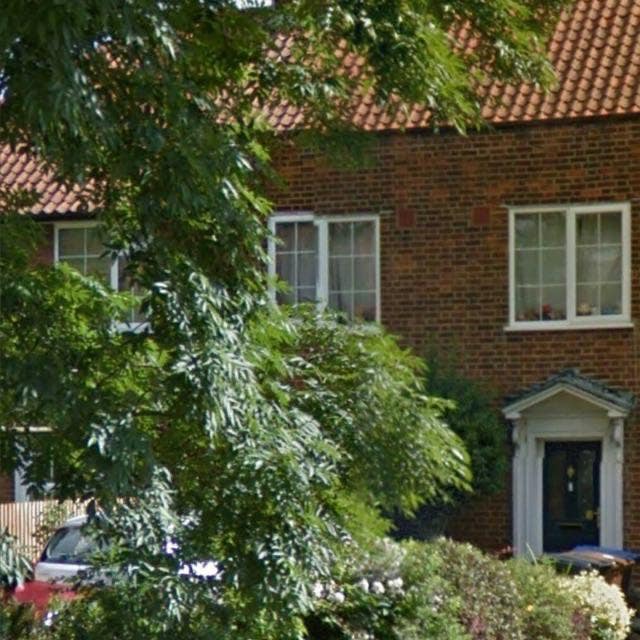 1 room in quality house close 2 WGC town & rail Main Photo