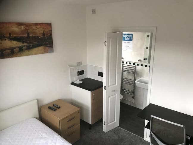 Modern double room with ensuite Main Photo