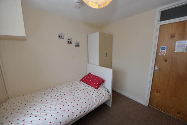 Available Now - Room in Prof Shared House Shirley Main Photo