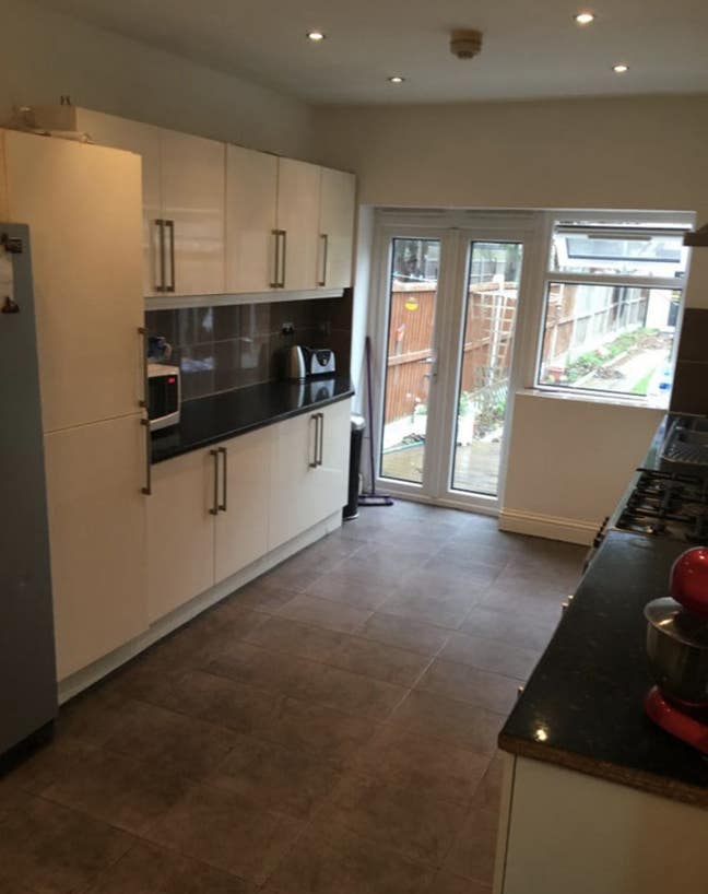 Female only 2 mins from station Main Photo