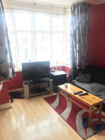 Spacious double room to rent Main Photo