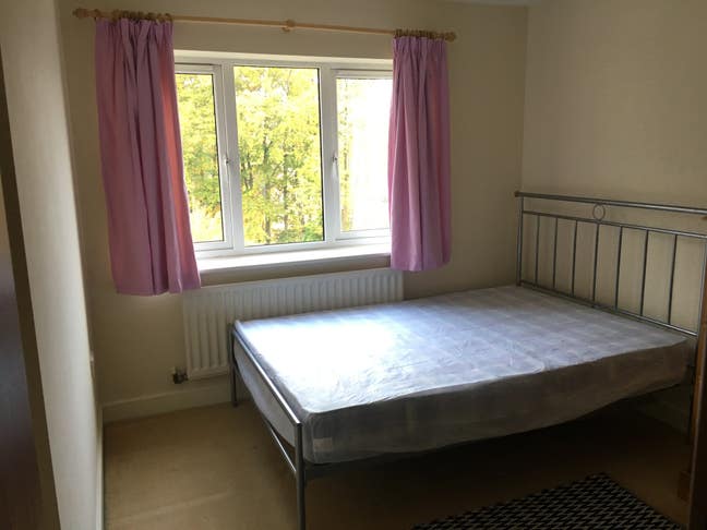Large double bedroom in a lovely quiet residential Main Photo