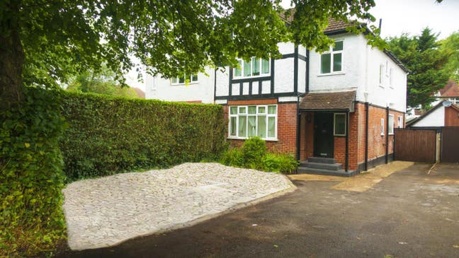 Modern Bedroom in City Centre with Parking Main Photo