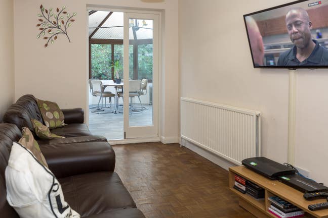 Refurbished En-suite Double Rm|Great Location GU15 Main Photo