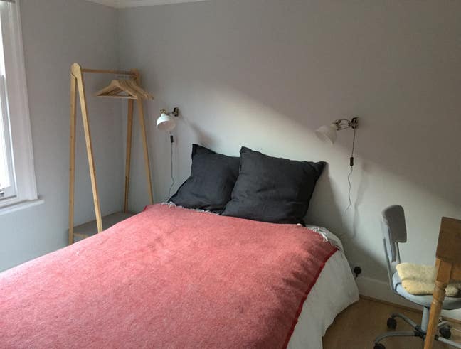 Lovely double room in family house Main Photo