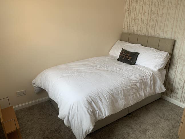 Double bedroom with use of private bathroom Main Photo