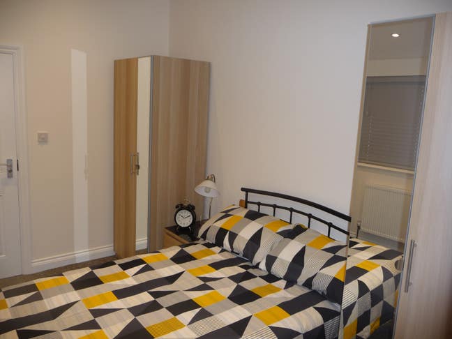 Modern, large and bright double ensuite room  Main Photo