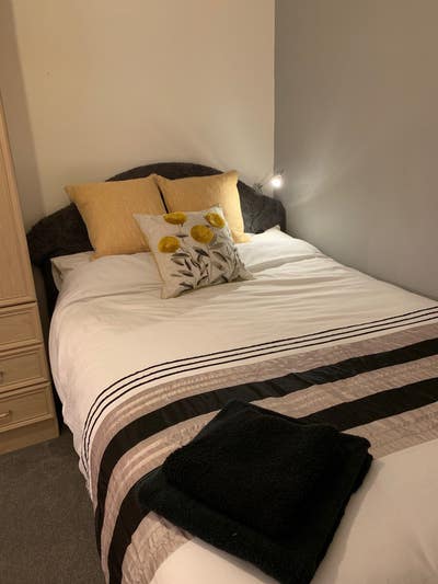Double Rm with Own Private Shower Room Main Photo