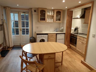 Large basement room with en suite and kitchenette Main Photo