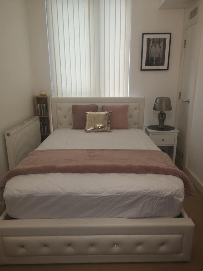 Stunning double bedroom in beautiful apartment  Main Photo