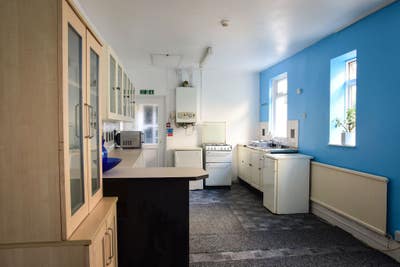 Large double with separate bathroom included Main Photo