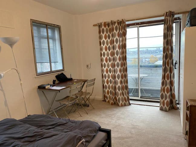 Large spacious room with balcony Main Photo