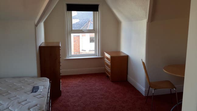 Large double room to let Main Photo