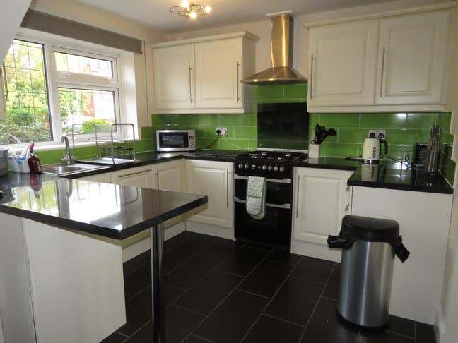 Lovely Rm with Parking near Burnham High Street Main Photo