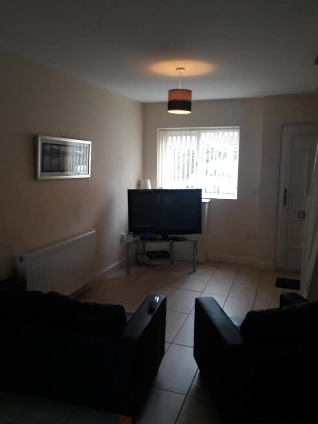 Double room in shared house Main Photo