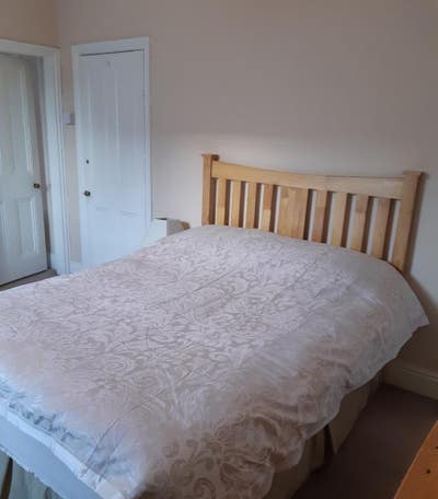 Comfortable ensuite room in quiet house Main Photo
