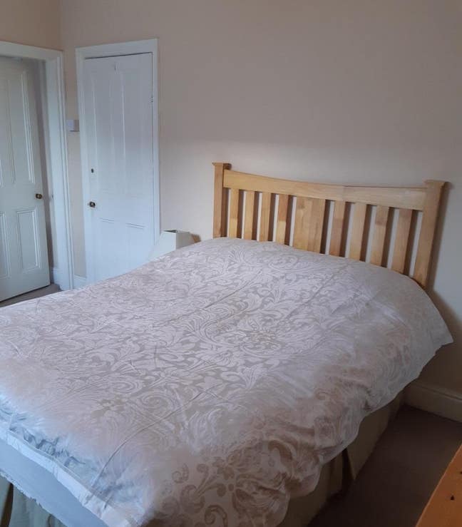 Comfortable ensuite room in quiet house Main Photo