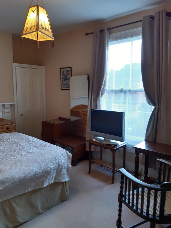 Comfortable ensuite room in quiet house Main Photo